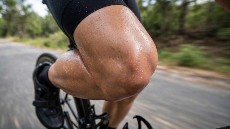 Knieblessure bij wielrennen: oorzaken en wat je eraan doet